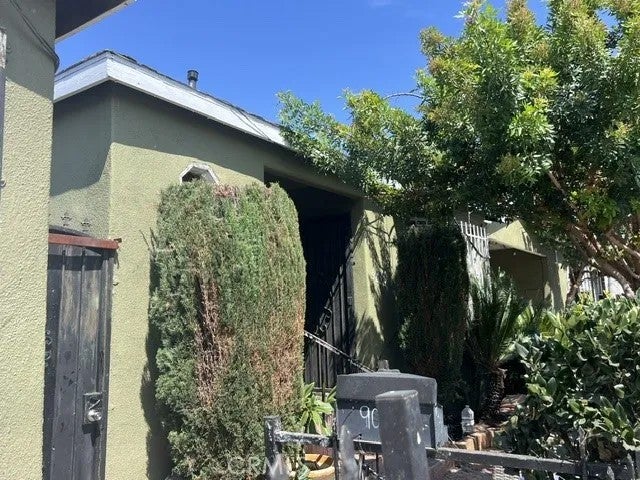 1202 W 90th