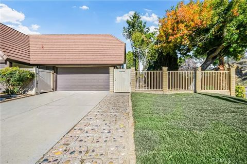 Photo of 22703 Garzota Dr, Valencia, CA 91354 (MLS # SR25275291)