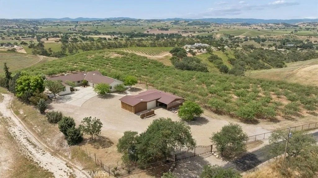 Photo of 5565 High Ridge, Paso Robles, CA 93446 (MLS # NS26076783)