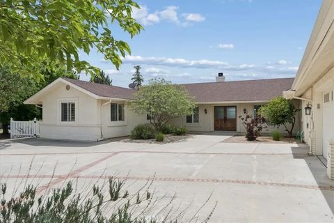 Photo of 5565 High Ridge, Paso Robles, CA 93446 (MLS # NS26076783)