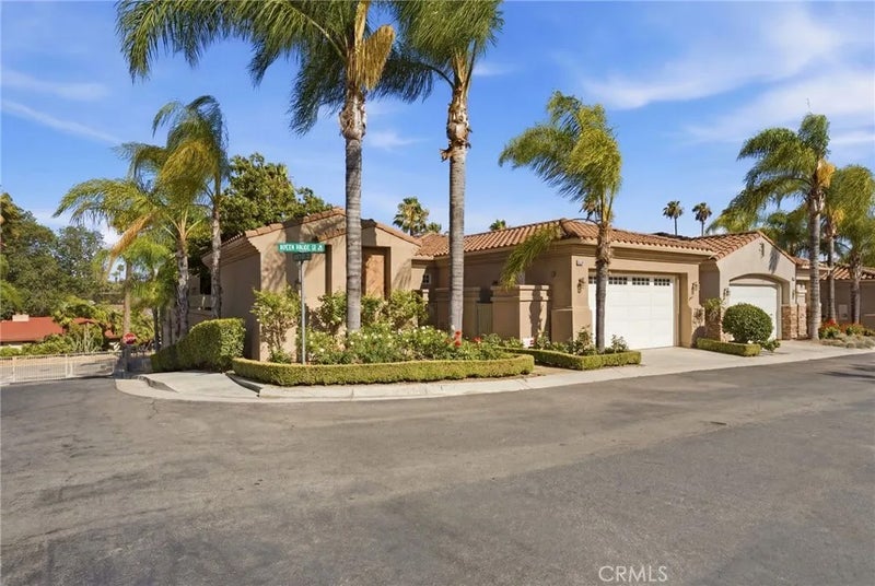 5640 Queen Palms
