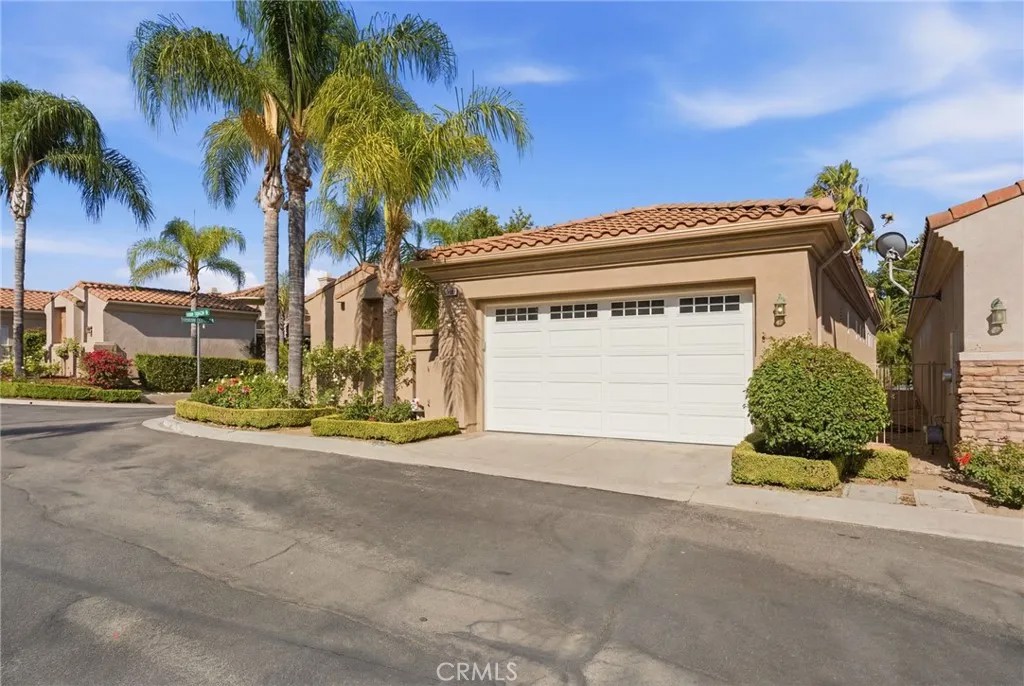 5640 Queen Palms