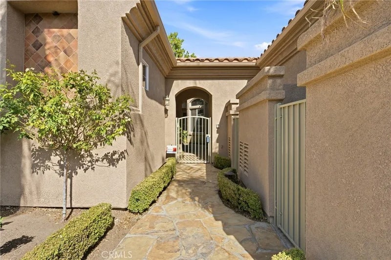 5640 Queen Palms