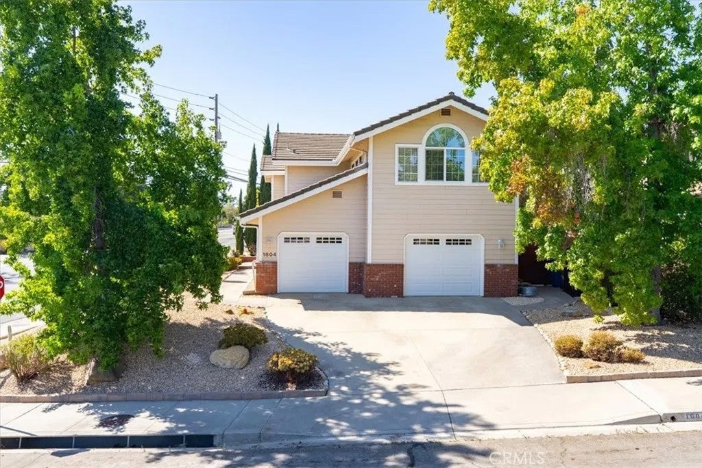 1604 La Vineda Court