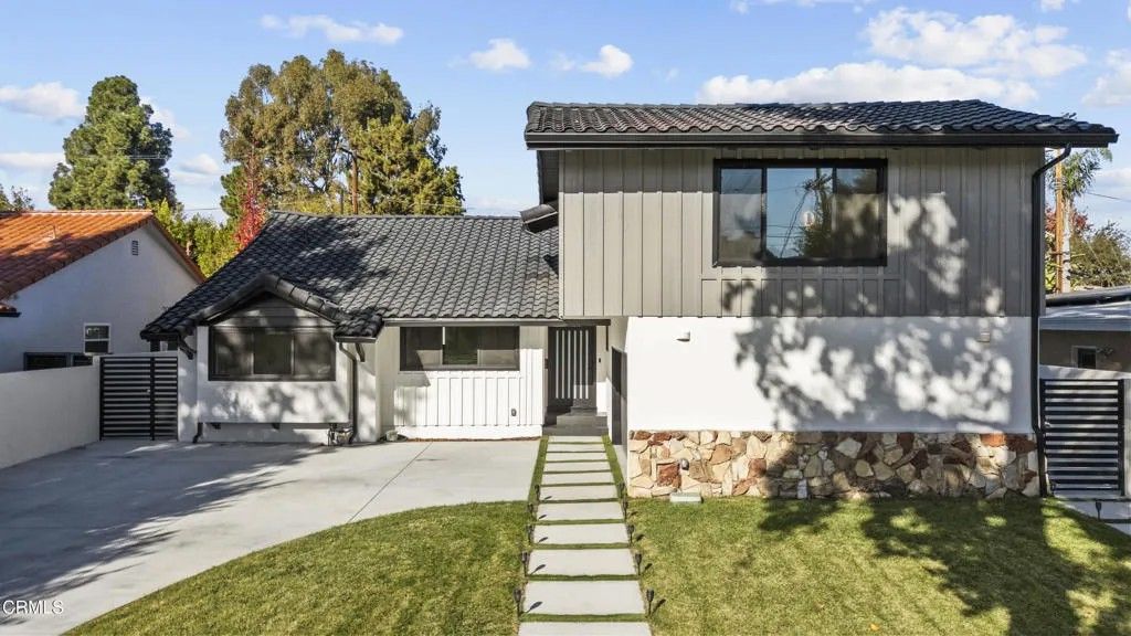 Photo of 14145 Weddington Street, Los Angeles, CA 91401 (MLS # P1-25124)