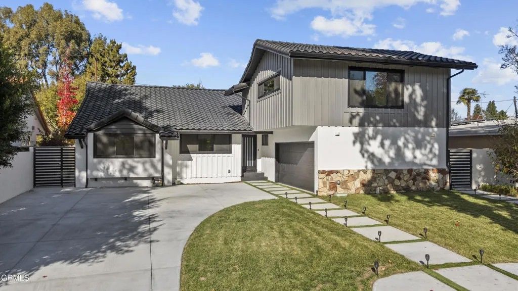 Photo of 14145 Weddington Street, Los Angeles, CA 91401 (MLS # P1-25124)