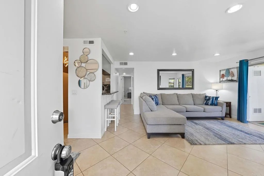 2083 Lakeridge Circle 104