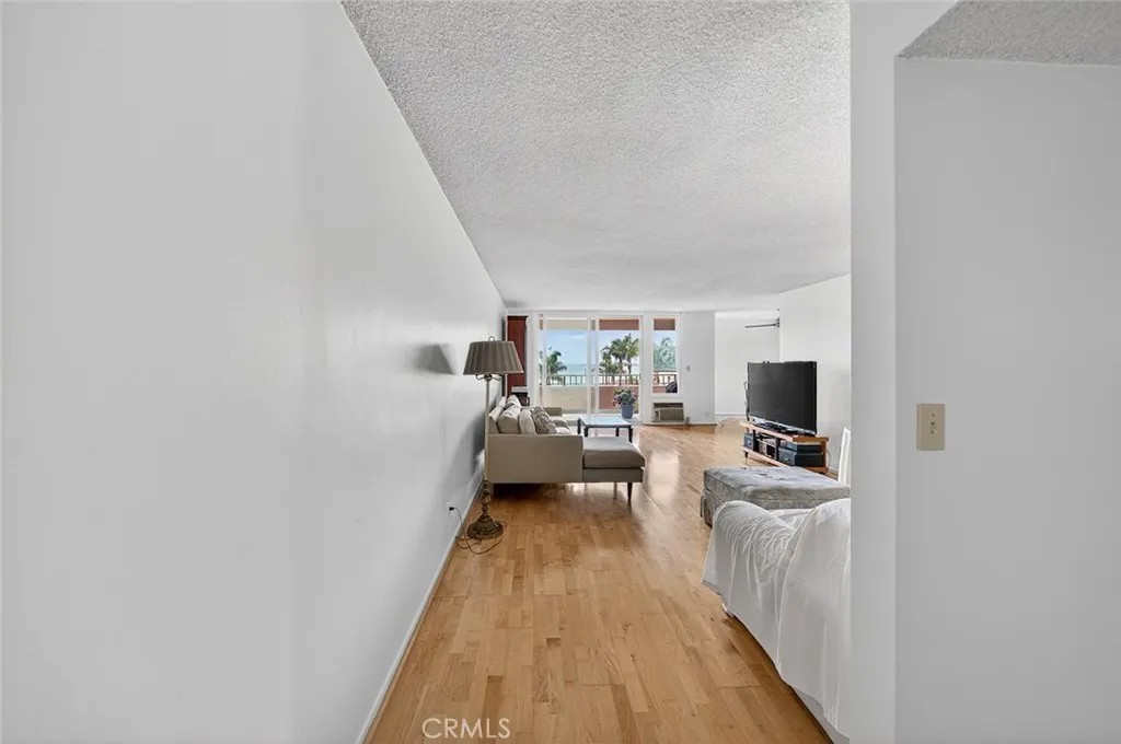 1635 E Ocean C4