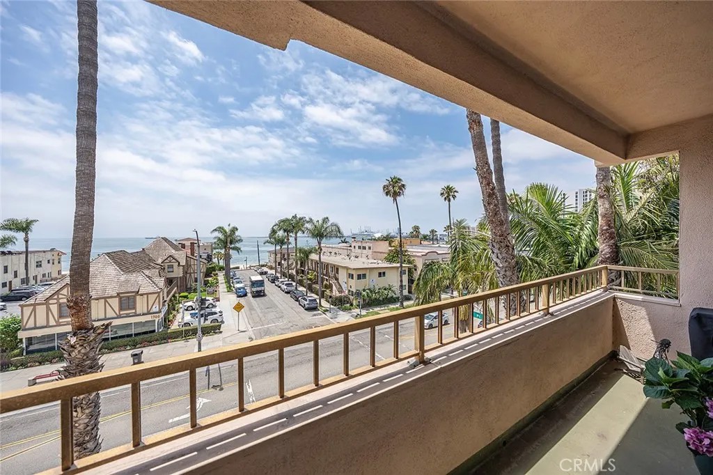 1635 E Ocean C4