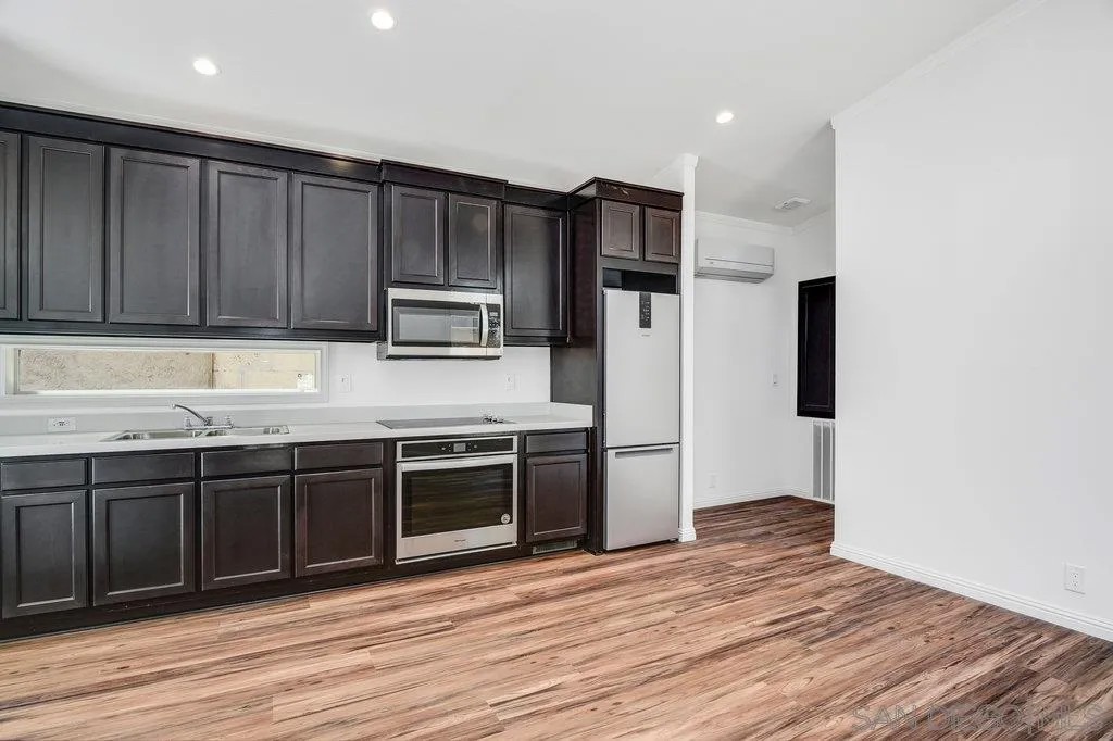 821 44th St. (4 units)