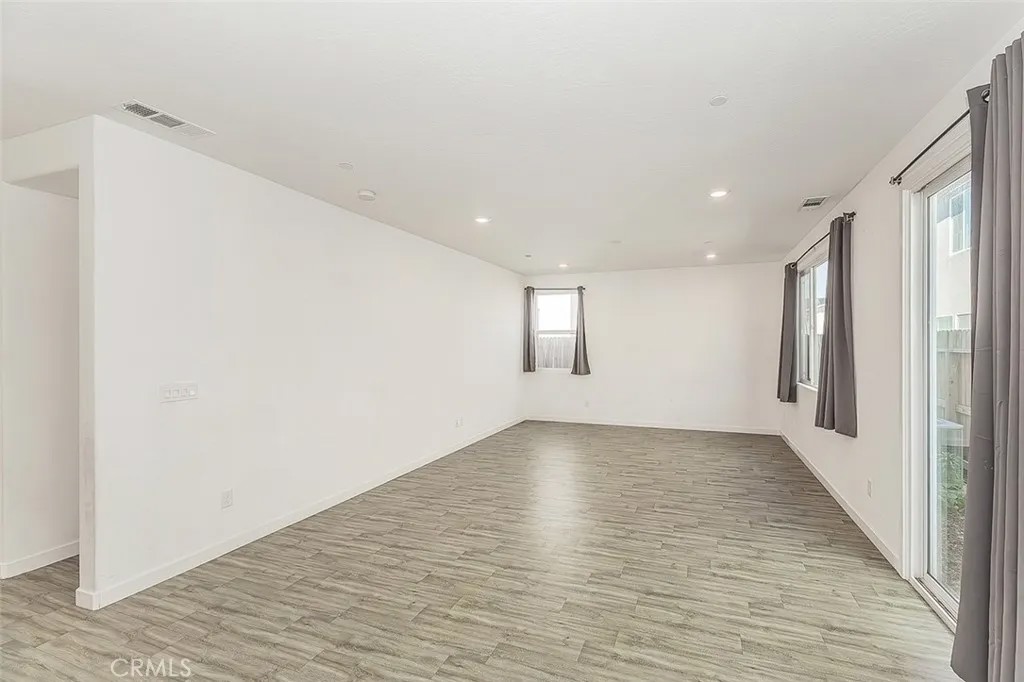 2844 N Vahe