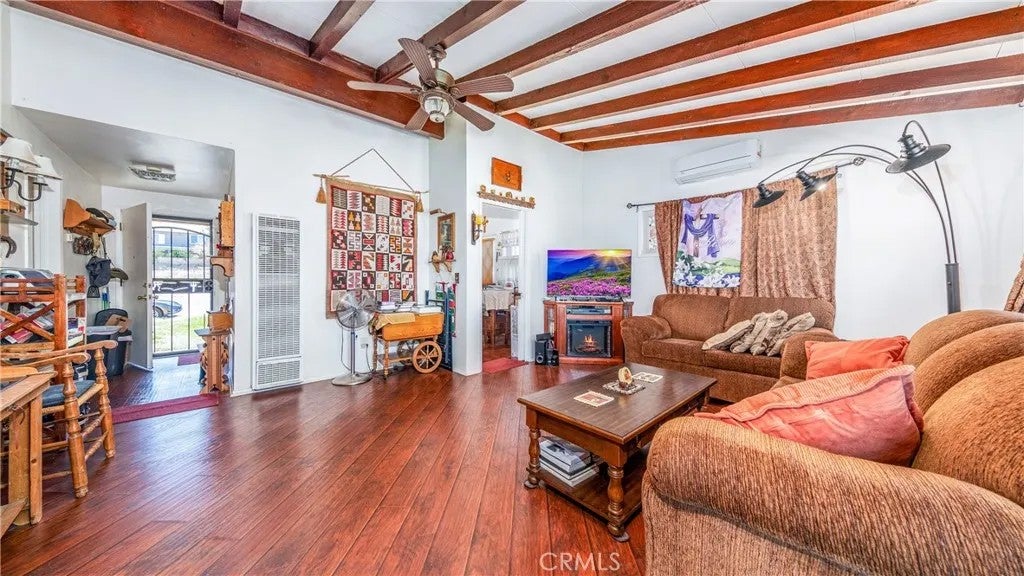 1549 Elizabeth Lake