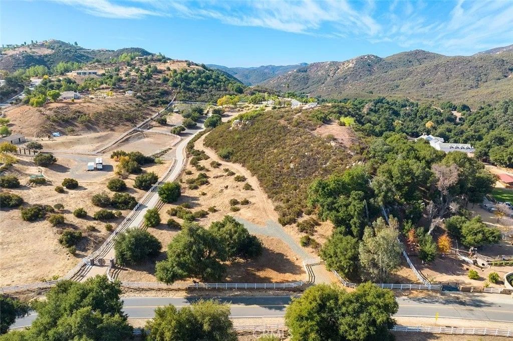 Photo of 38563 Calle de Companero, Murrieta, CA 92562 (MLS # SW25207435)