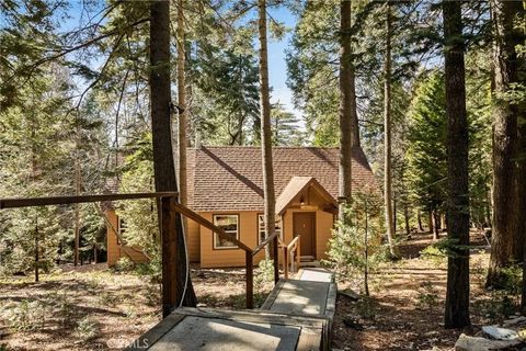 Photo of 954 Crest Estates, Lake Arrowhead, CA 92352 (MLS # IG26037802)
