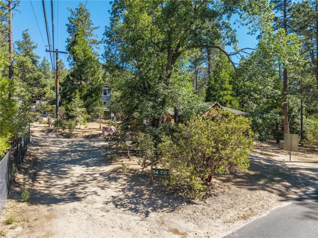 54720 Pine Crest