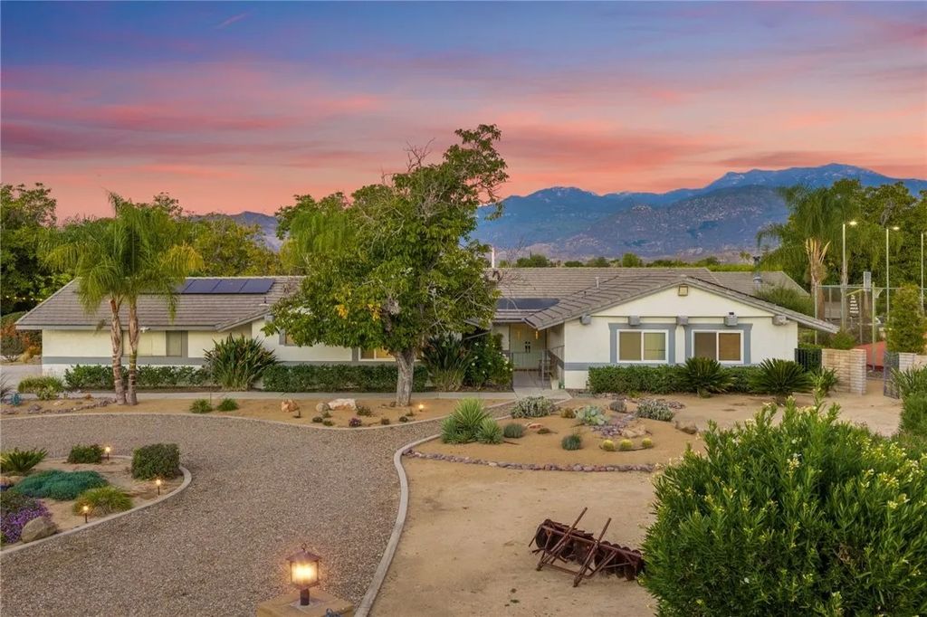 Photo of 26440 Old Agency Rd, Hemet, CA 92544 (MLS # SW26031348)