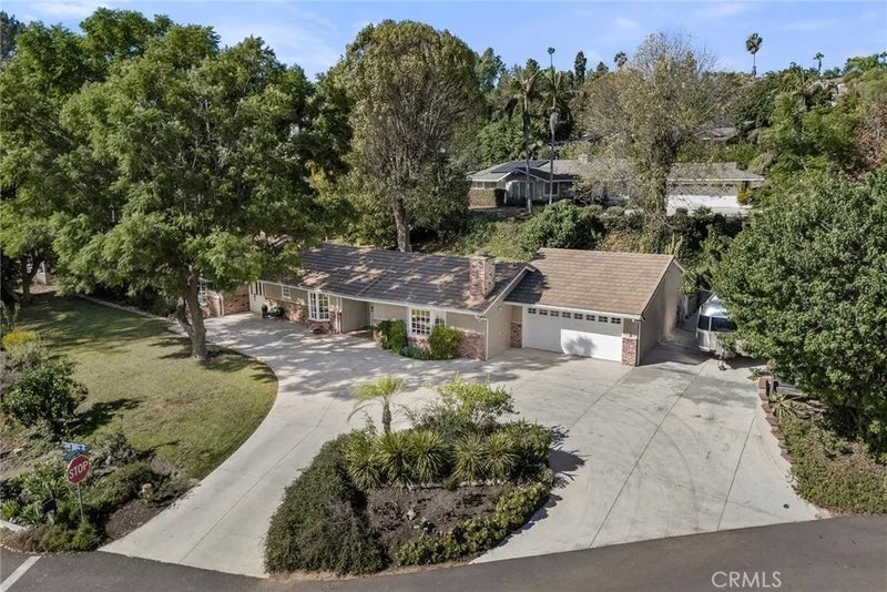 3201 Lakeknoll Drive