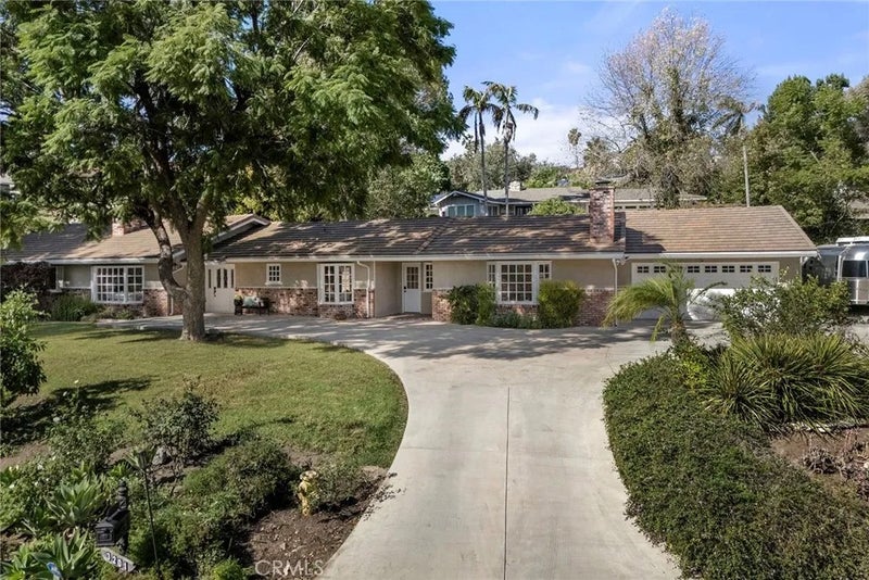 3201 Lakeknoll Drive