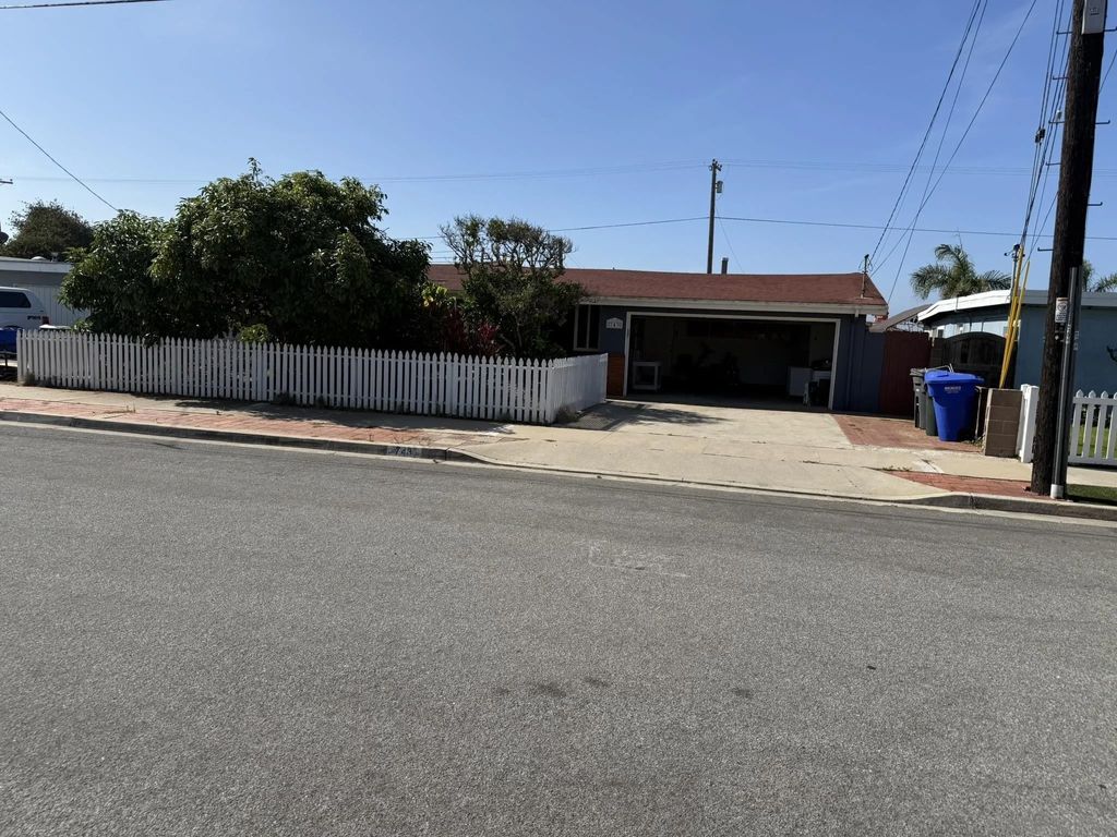 Photo of 743 Iris Ave, Imperial Beach, CA 91932 (MLS # 250038754)