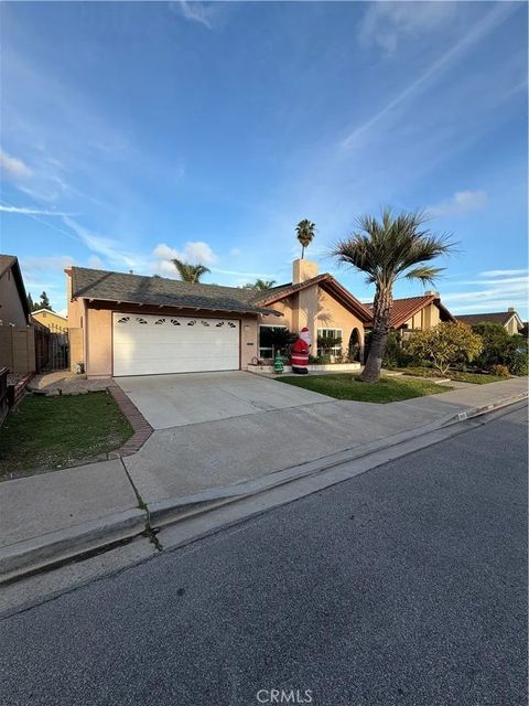 Photo of 946 Goldenrod Dr, Costa Mesa, CA 92626 (MLS # DW26008423)