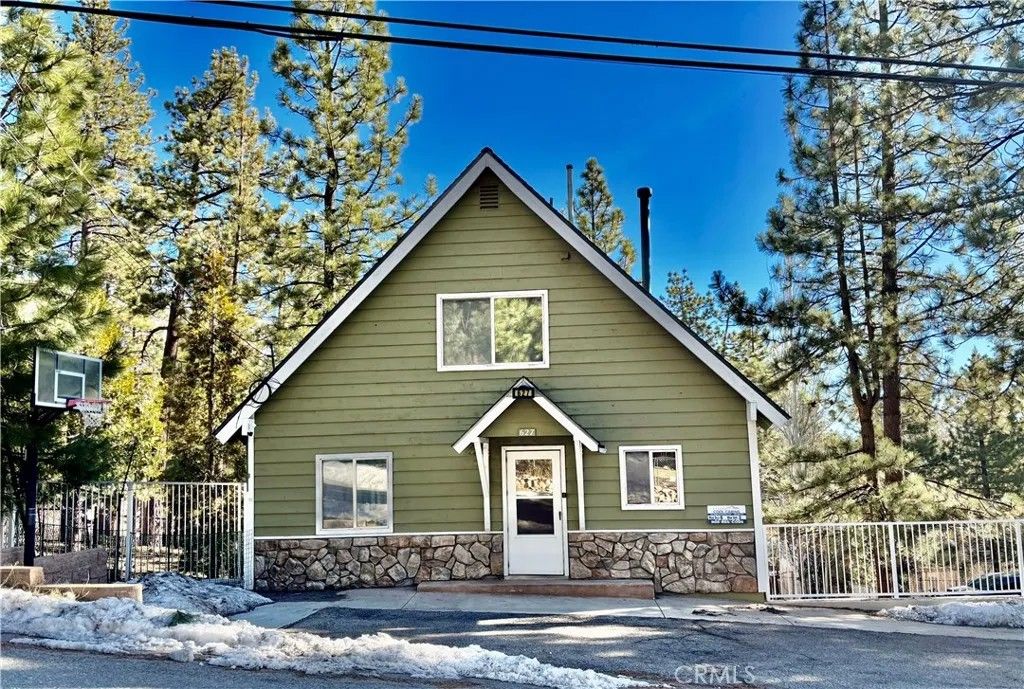 Photo of 627 Chipmunk Ln, Big Bear Lake, CA 92315 (MLS # SR26050612)