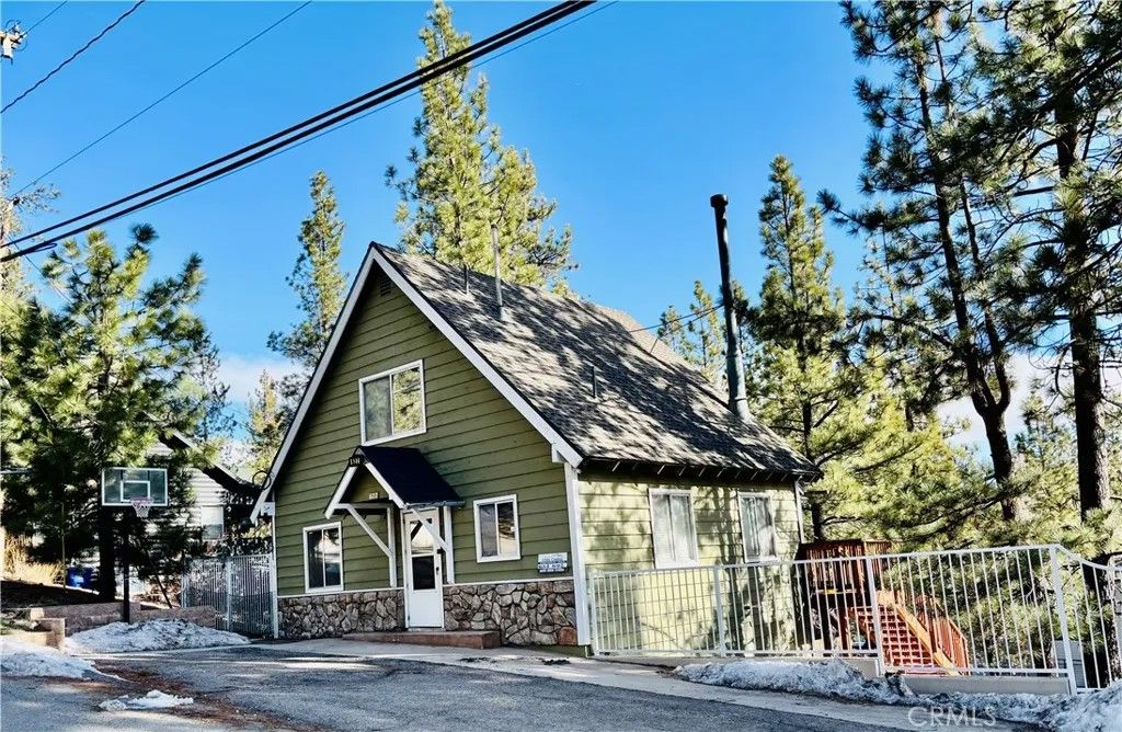 Photo of 627 Chipmunk Ln, Big Bear Lake, CA 92315 (MLS # SR26050612)
