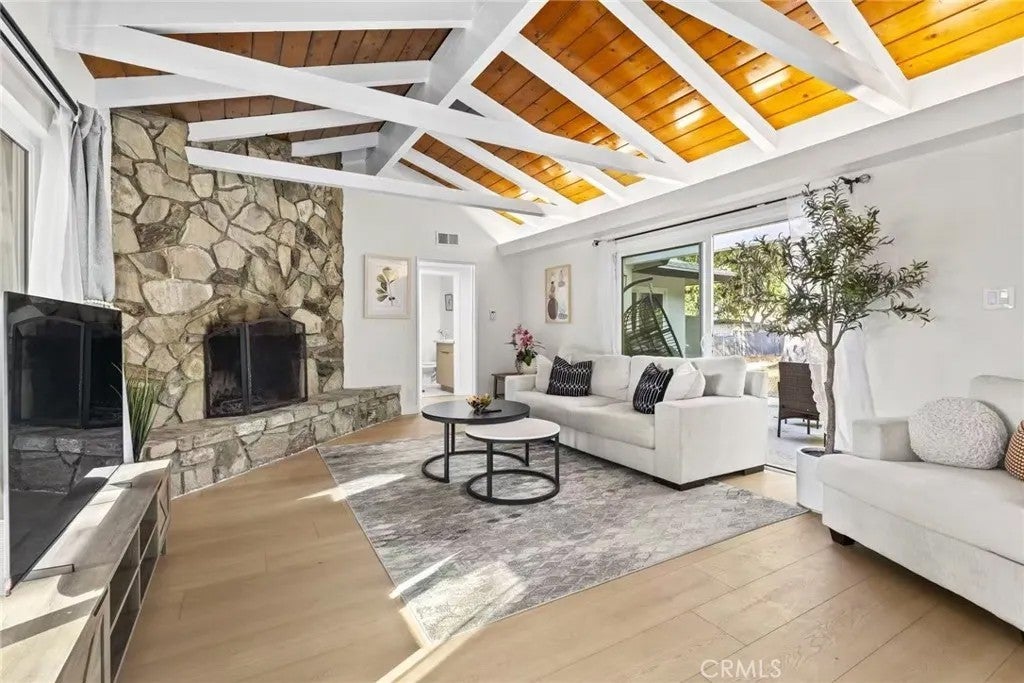 Photo of 26242 Oak St, Rolling Hills Estates, CA 90274 (MLS # OC26230272)
