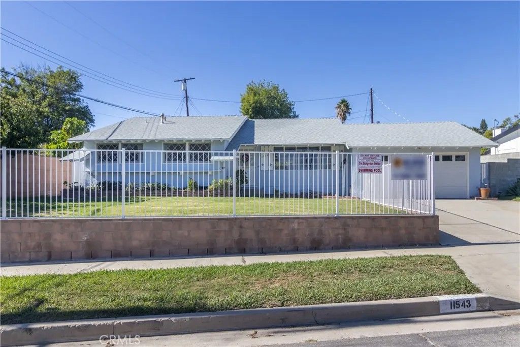 Photo of 11543 Swinton Ave, Granada Hills, CA 91344 (MLS # SR26005274)