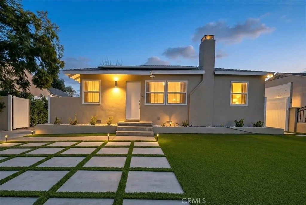 Photo of 6820 Jellico Avenue, Lake Balboa, CA 91406 (MLS # SR26045789)