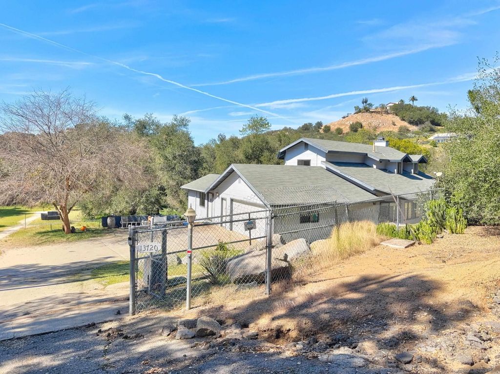 Photo of 13720 Misty Oak Rd, Valley Center, CA 92082 (MLS # 260003718)
