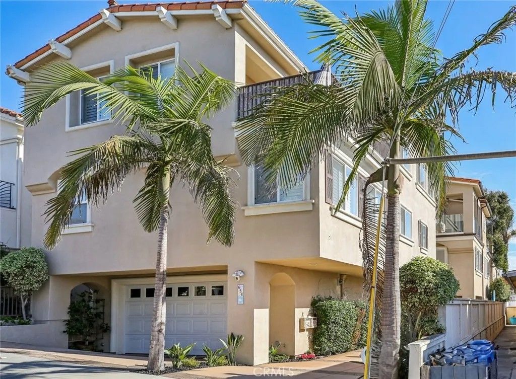 Photo of 656 7th Street, Hermosa Beach, CA 90254 (MLS # SB25252869)