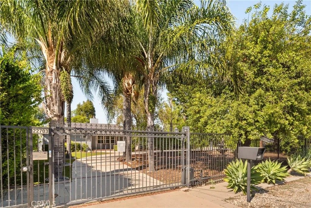 Photo of 22703 Sylvan Street, Woodland Hills, CA 91367 (MLS # SR26063672)