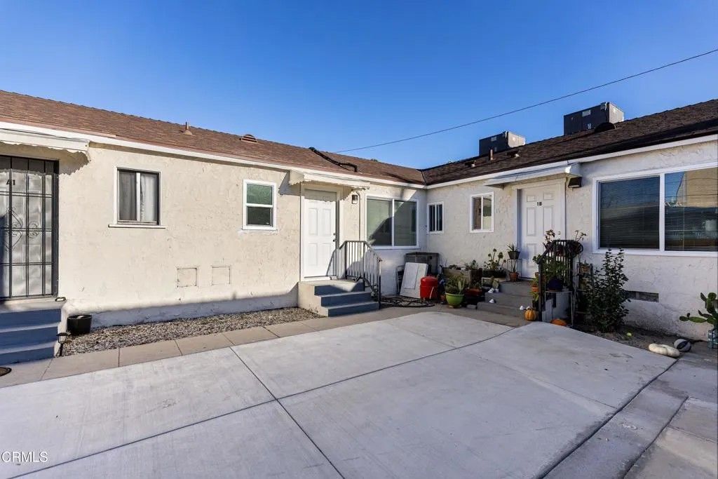 Photo of 6634 Vineland Avenue, Los Angeles, CA 91606 (MLS # P1-26214)