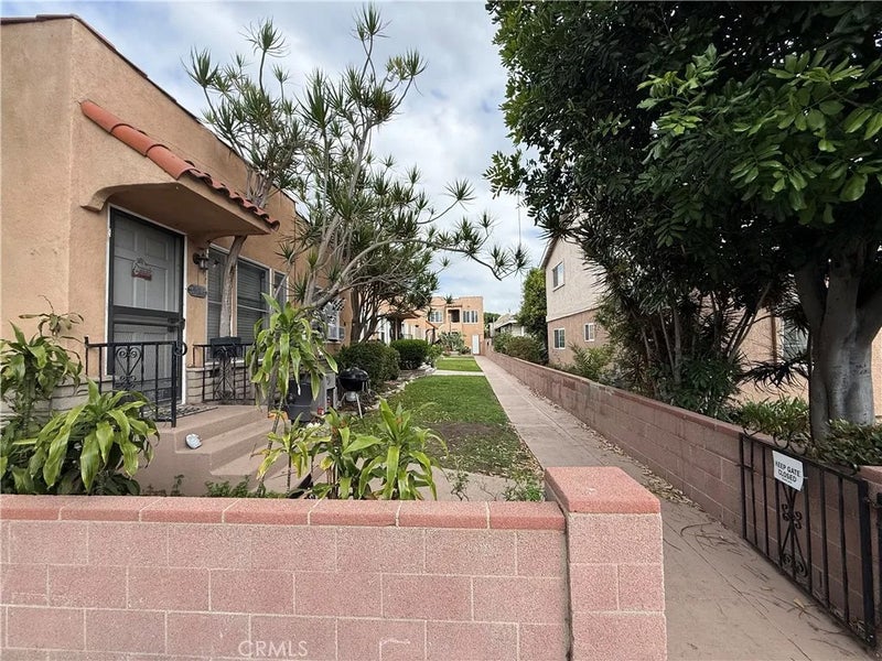 566 W 17th