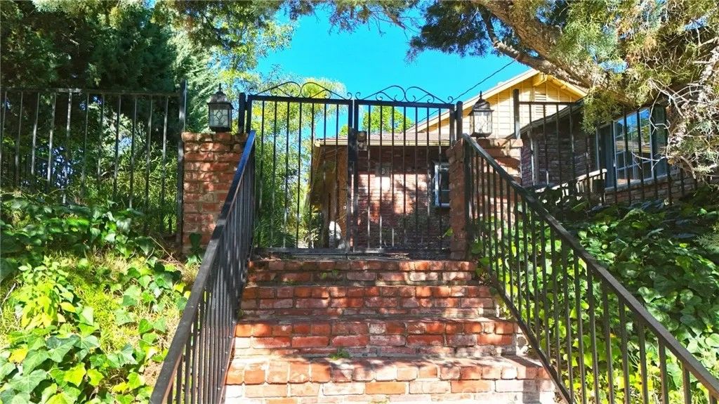 Photo of 23421 AETNA Street, Woodland Hills, CA 91367 (MLS # SR25274798)