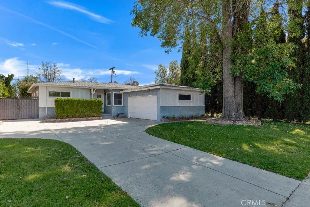 Photo of 10926 Gaynor Avenue, Granada Hills, CA 91344 (MLS # SR26042416)