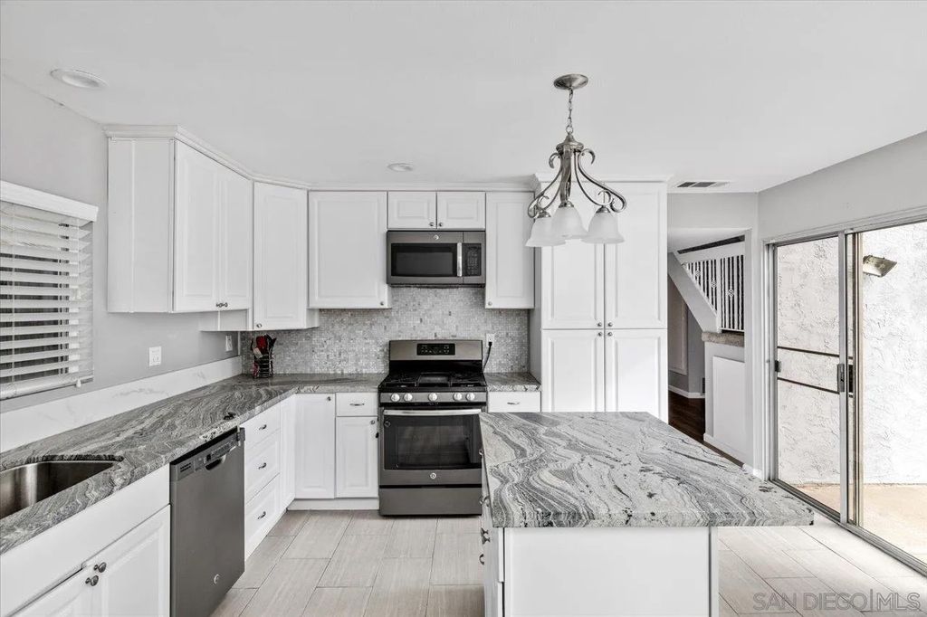 Photo of 401 Blueridge Place, Escondido, CA 92026 (MLS # 250041800)