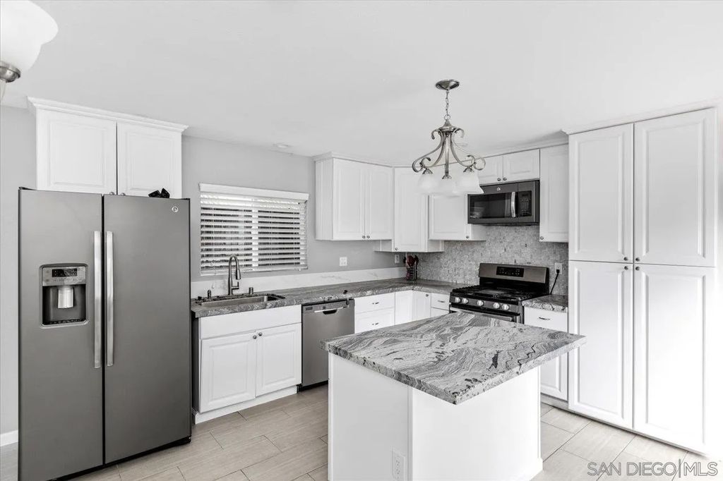 Photo of 401 Blueridge Place, Escondido, CA 92026 (MLS # 250041800)