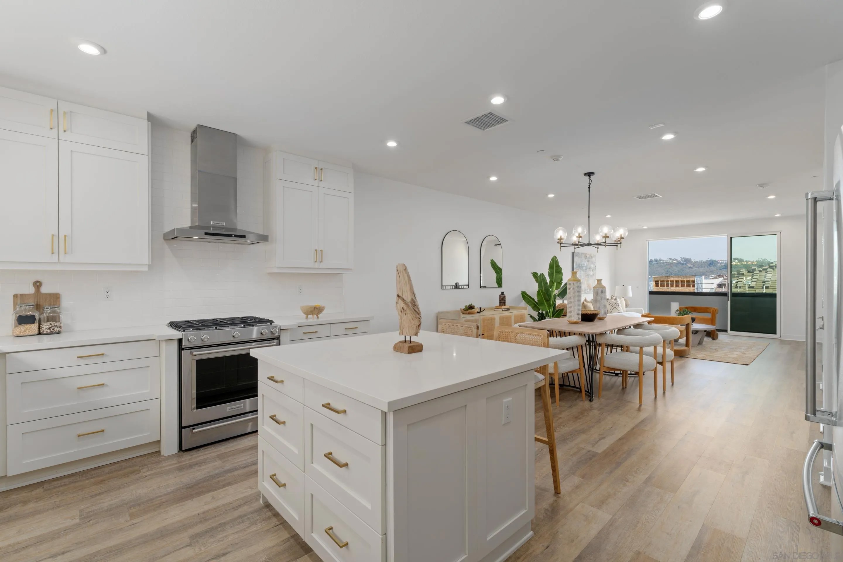 2731 Via Avella