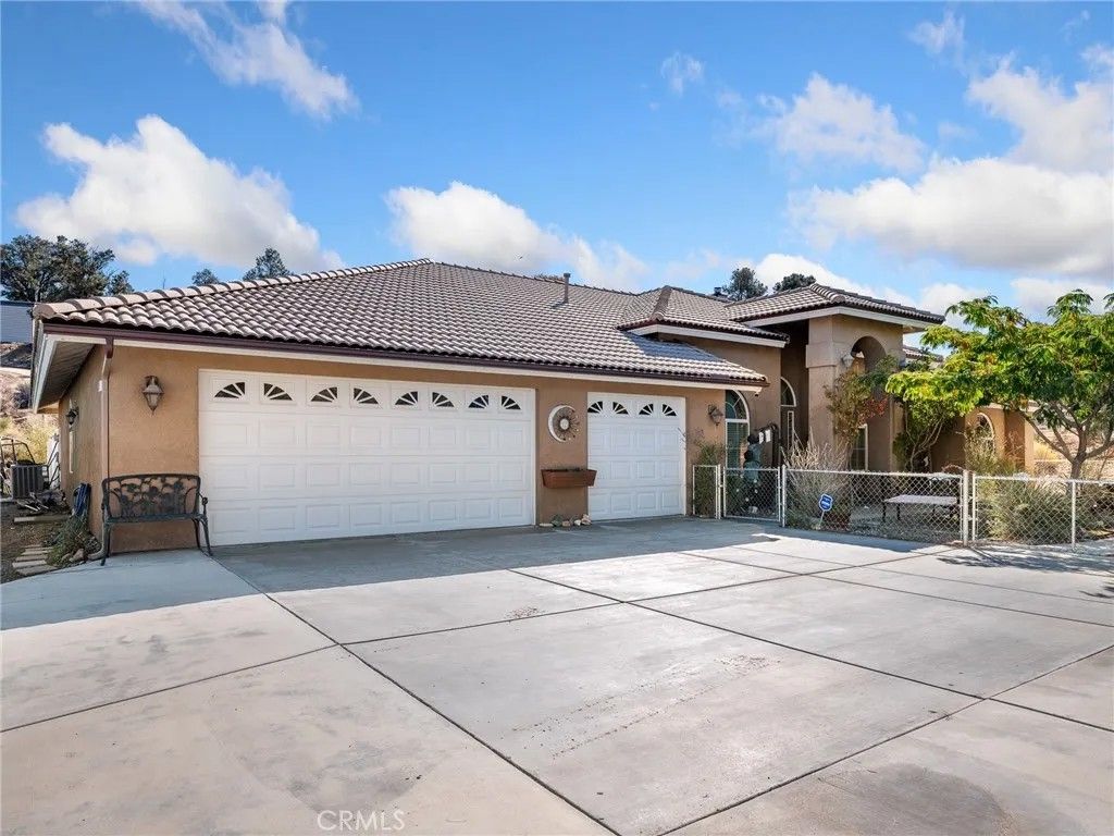 Photo of 2235 Pegasus Way, Wrightwood, CA 92397 (MLS # HD25240084)