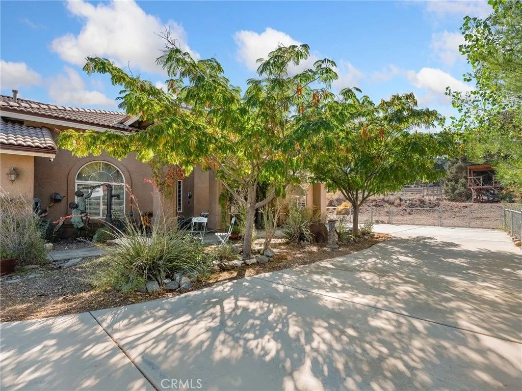 Photo of 2235 Pegasus Way, Wrightwood, CA 92397 (MLS # HD25240084)