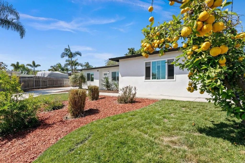 Photo of 527 Mynah Place, Vista, CA 92083 (MLS # NDP2602888)