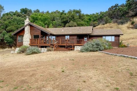 Photo of 3265 Cypress Mountain Rd, Templeton, CA 93465 (MLS # SR25196220)