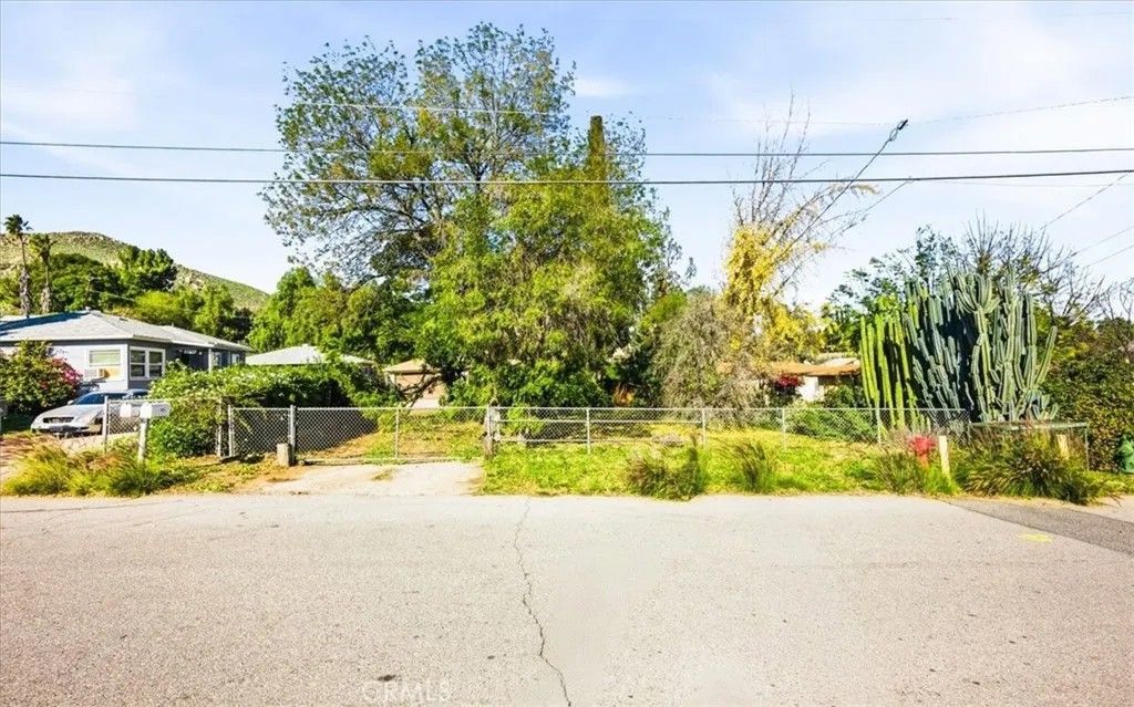 Photo of 12073 Knoefler Drive, Riverside, CA 92505 (MLS # CV26008736)