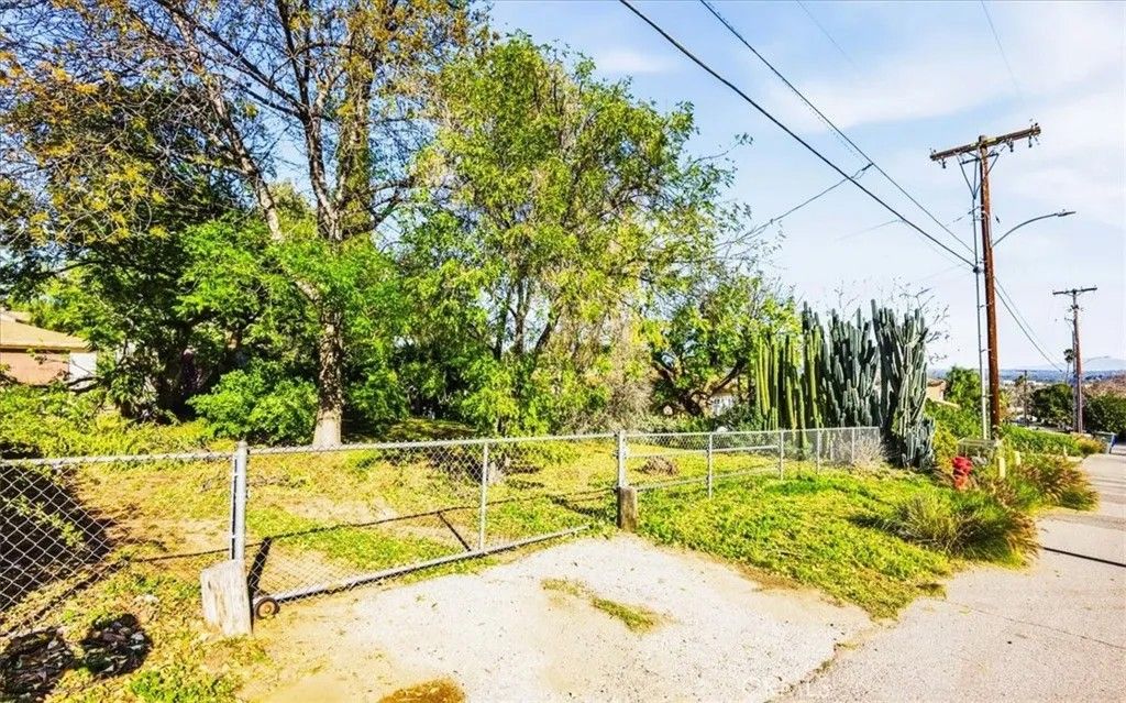 Photo of 12073 Knoefler Drive, Riverside, CA 92505 (MLS # CV26008736)