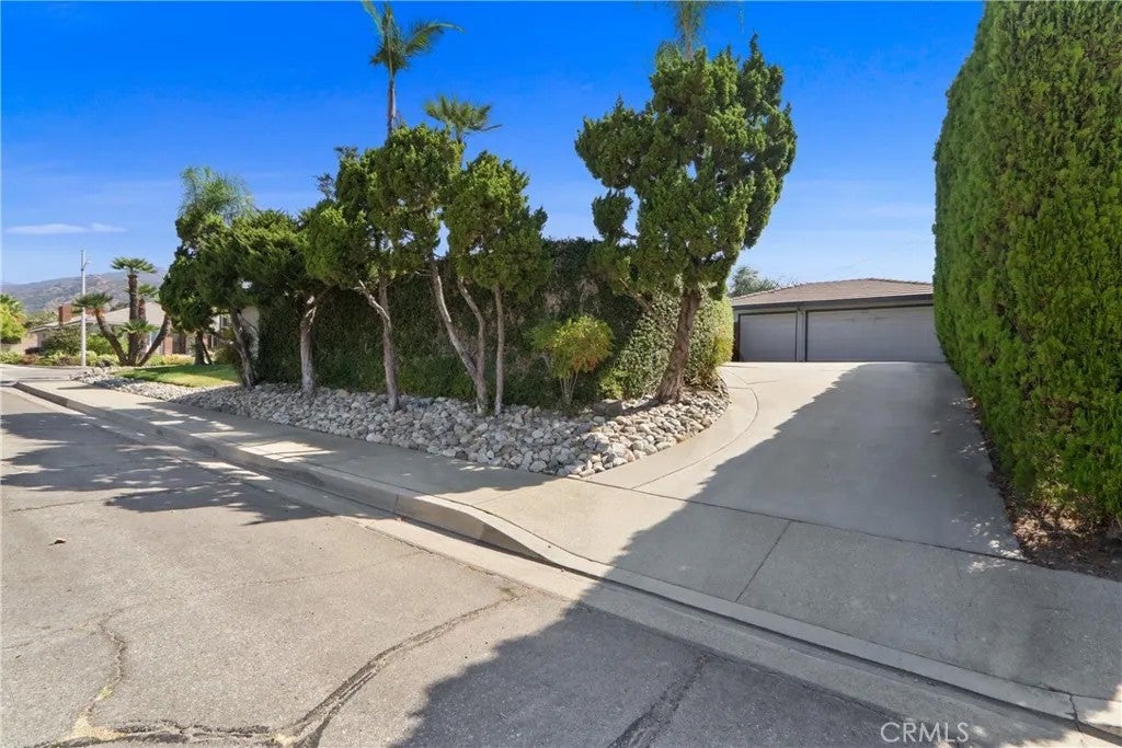1414 E Laurel