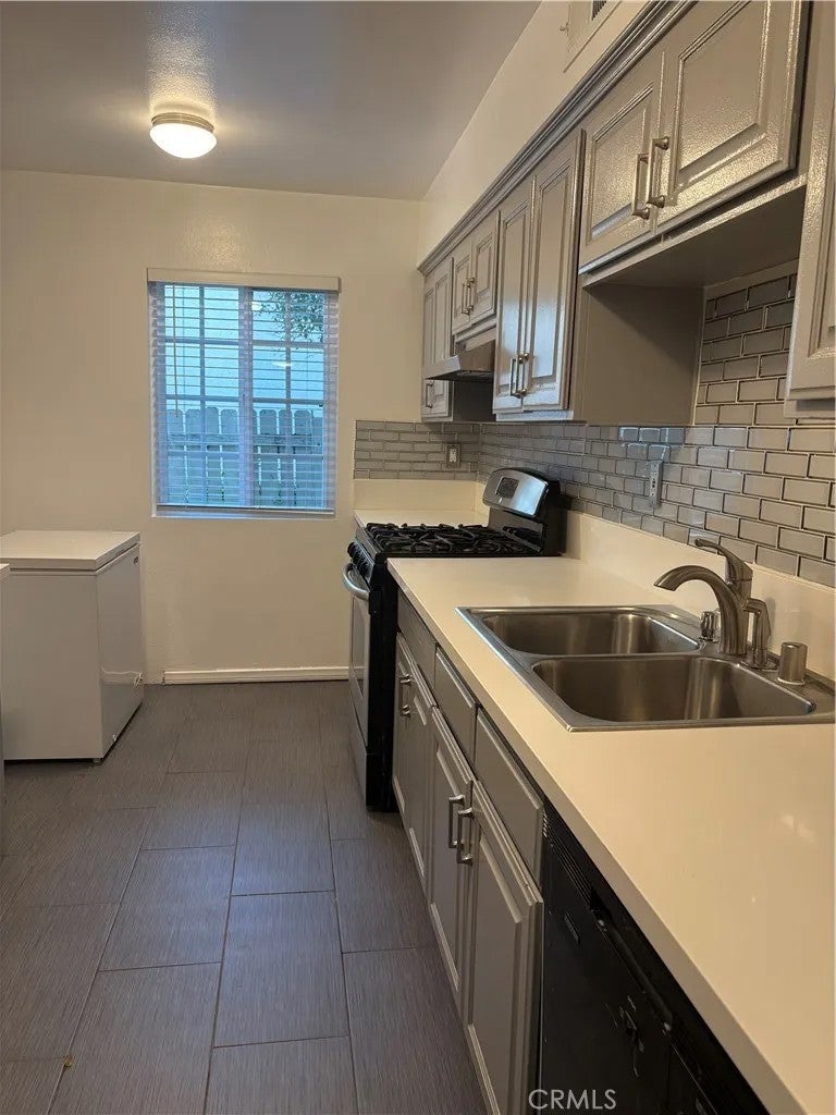8105 Canby 4
