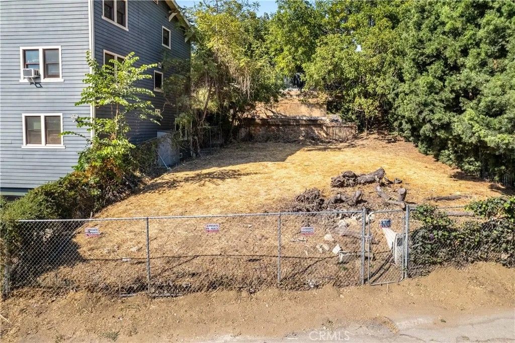 Photo of 942 E Edgeware Rd, Los Angeles, CA 90026 (MLS # SR25251857)