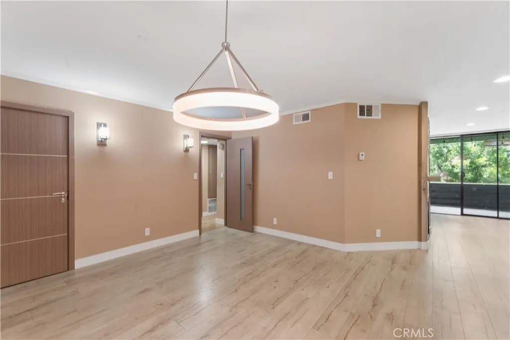 16866 Kingsbury 107