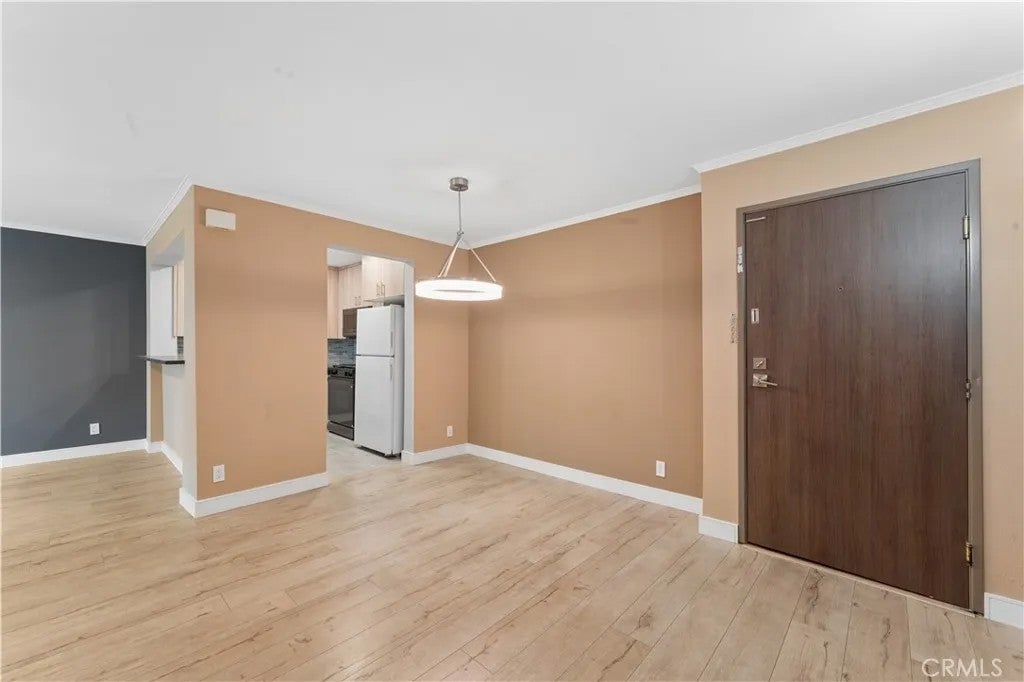 16866 Kingsbury 107